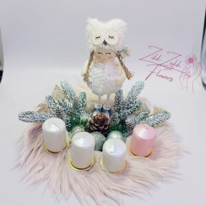 Adventi Koszorú – Téli Angyalka és Pasztell Gyertyák Díszítéssel