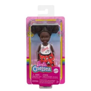 Barbie Chelsea Club baba csomagolásban, barna bőrű, 'love' feliratú pólóban - Mattel
