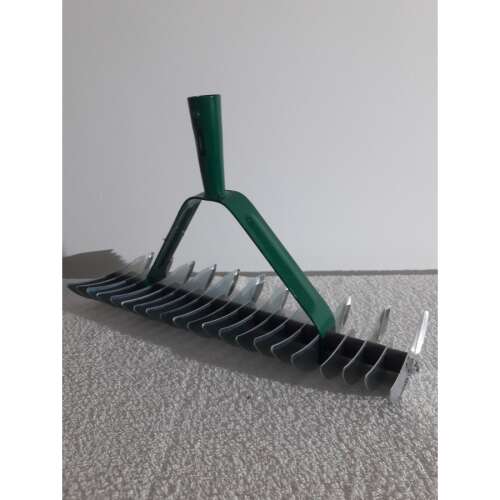 Farmo gyeplazító gereblye pengékkel, zöld nyél, nyél nélkül