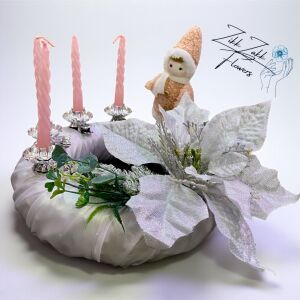 ADVENTI KOSZORÚ – RÓZSASZÍN GYERTYÁKKAL ÉS EZÜST MIKULÁNYKÁVAL