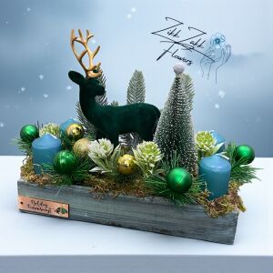 Adventi asztaldísz – Zöld bársony szarvassal, zöld-kék gyertyákkal