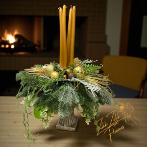 Arany gyertyás ünnepi asztaldísz – talpas váza