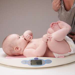 Digitális csecsemőmérleg súlystabilizáló funkció a mozgó baba méréséhez 73098789 Chicco Babamérlegek