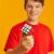 Tizenéves fiú Rubik Tömbök 3x3 kirakójátékot tart