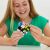 Lány Rubik Tömbök 3x3 kirakójátékot rak ki