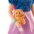 Barbie Mysteries Daisy baba egy macskafigurát tart fejhallgatóval