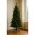 Everlands Norwich Pine 150 cm-es műfenyő tobozokkal, otthoni környezetben