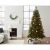 Everlands Norwich Pine műfenyő díszekkel díszítve egy modern nappaliban