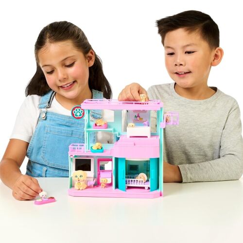 Gyerekek játszanak a Little Live Pets Mama Surprise Klinika játékszettel, interaktív szülő játékkal - Babaház