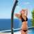 Femeie folosind dușul exterior Pontaqua 218 cm, curbat, negru, încălzit solar, lângă piscină