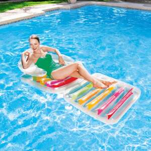 Femeie relaxându-se pe un șezlong gonflabil Bestway într-o piscină - Piscine si jocuri de plaja