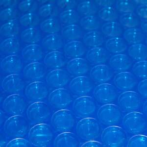 Kék szolártakaró buborékok közelről - Szolártakaró