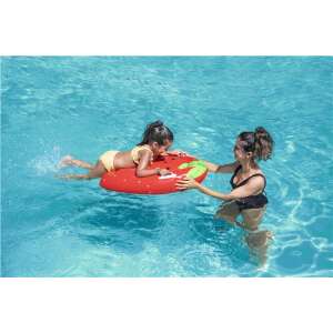 Bestway Surf Buddy Pool Rider Erdbeer aufblasbarer Pool-Schwimmreifen für Kinder, rot mit grünen Blättern und weißen Griffen, im Pool mit Kind und Erwachsenem - Bestway