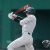 Baseball játékos piros alumínium baseballütővel lendít