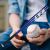Közelkép a Chuangxin kék alumínium baseballütőről és labdáról
