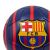 Részletes nézet az FC Barcelona R5 focilabdáról FCB emblémával