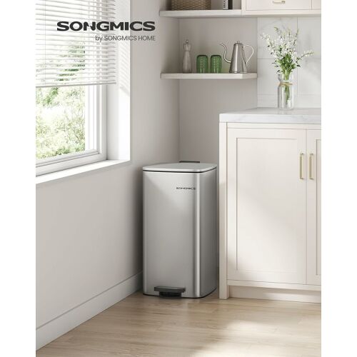 SONGMICS 30 literes rozsdamentes acél pedálos szemetes egy modern konyhai környezetben - SONGMICS