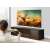 Hisense 32A5600F 32 Zoll HD Smart LED TV in einer Wohnzimmerumgebung, in der eine Person Videospiele spielt