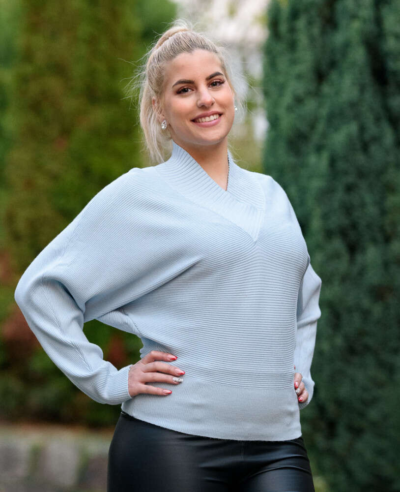 Denevér ujjú V-nyakú világoskék kötött felső (S/M-L/XL)