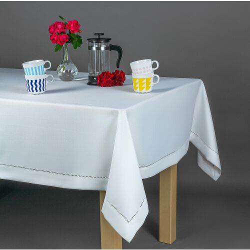Elegáns fehér asztalterítő 140x220 cm dekoratív szegéllyel, tökéletes étkezőasztalra - Asztalterítő