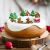 Díszített Savarin torta karácsonyi témájú feltétekkel