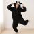 Nő visel Onesie Kigurumi Puro pizsama jelmezt, fekete