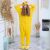 Nő Pikachu Kigurumi pizsama jelmezben egy szobában