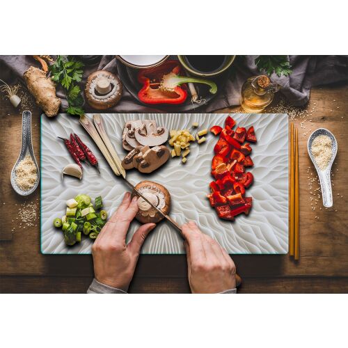 ÜVEG VÁGÓDESZKA 52x30 MÁRVÁNY használat közben, zöldségek vágása - Vágódeszka
