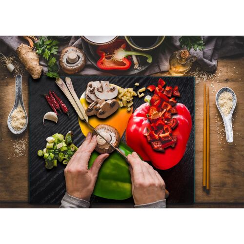 ÜVEG VÁGÓDESZKA 52x40 PEPPER használat közben, zöldségek előkészítése - Vágódeszka
