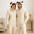 Pár, akik egyforma Mopsz Kigurumi pizsama jelmezt viselnek