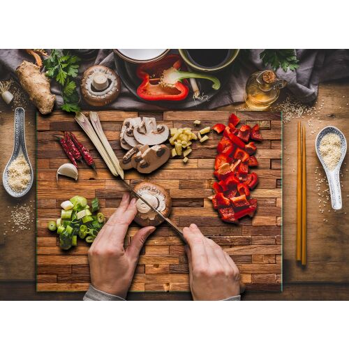 Edzett üveg vágódeszka 30x22 fa használat közben, zöldségek vágása - Vágódeszka