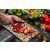 ÜVEG VÁGÓDESZKA 52x30 FA üveg vágódeszka aprított zöldségekkel és salátával