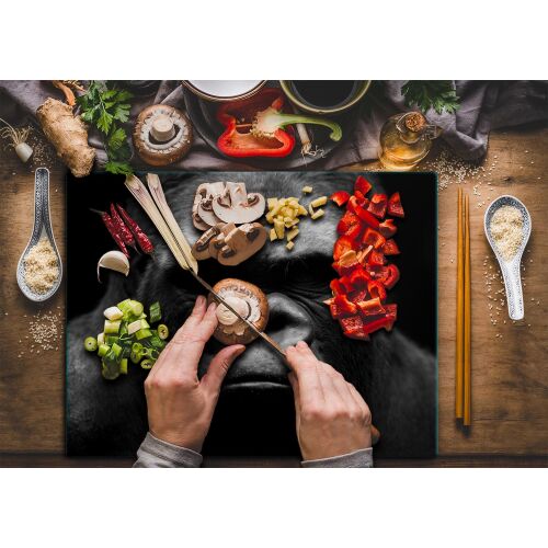 ÜVEG VÁGÓDESZKA 52x40 GORILLA használat közben, zöldségek aprítása - Vágódeszka