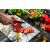 Zöldségek aprítása az ÜVEG VÁGÓDESZKA 52x40 MÁRVÁNY üveg vágódeszkán