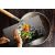 Zöldségek átvitele wokba a ÜVEG VÁGÓDESZKA üveg vágódeszka segítségével