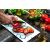 ÜVEG VÁGÓDESZKA 52x30 JÉG használat közben, saláta készítése