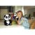 Kislány játszik a TM Toys Huggy Luv Panda Mama és BaoBao játékkal