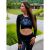 Nő Altisport fekete hosszú ujjú crop topot és leggingst visel