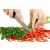 KONYHAI ÜVEG Chilli üveg vágódeszka használat közben, zöldségek aprításához