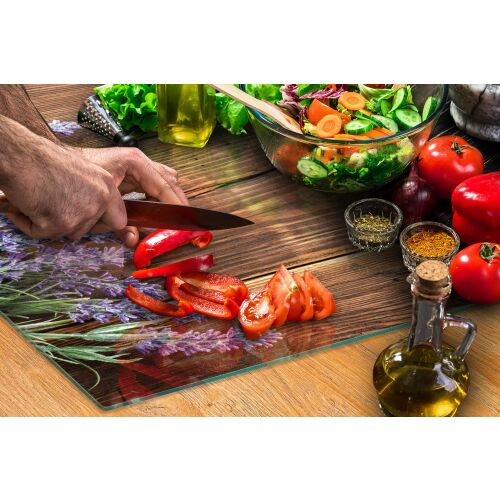 TMK ArtDeko Levendula üveg vágódeszka használat közben, zöldségek vágása 