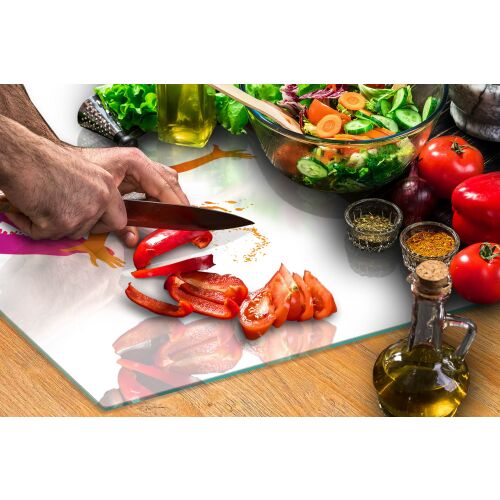 TMK ArtDeko üveg vágódeszka használat közben, zöldségek vágása 