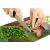 ÜVEG VÁGÓDESZKA 30x52 Ormány, üveg vágódeszka használat közben, zöldhagymát aprítanak
