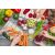 ÜVEG VÁGÓDESZKA 2x 30x52 FA üveg vágódeszka zöldségekkel, amiket éppen készítenek