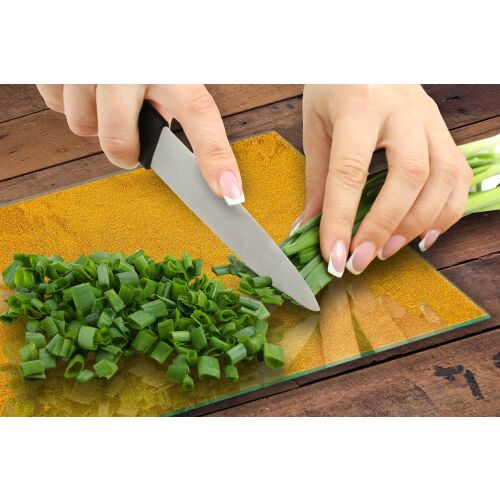 ÜVEG VÁGÓDESZKA 35x52 ARANY üveg vágódeszka használat közben, újhagymát aprítanak - Tűzhelyvédő