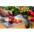 ÜVEG VÁGÓDESZKA LIME üveg vágódeszka használat közben, saláta készítése