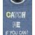 Közelkép a 'Catch me if you can' szövegről a Kanz fiú kék ingén