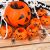 Csoport narancssárga Halloween tök vödrök megtöltve műanyag pókokkal