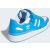 Hátsó szögletes nézet a kék-fehér Adidas Forum Low cipőről