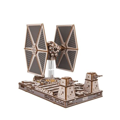 Szögletes nézet az UGEARS TIE Fighter modellről a Halálcsillag talapzaton, egy részletes fa Star Wars készlet - Ugears