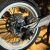 Hátsó kerék Brembo féknyereggel és adapterrel, részletfotó egy motorkerékpáron